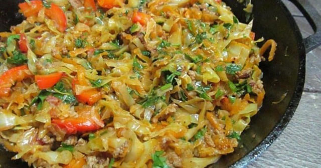 Капуста на сковороде с яйцом для вкусного завтрака