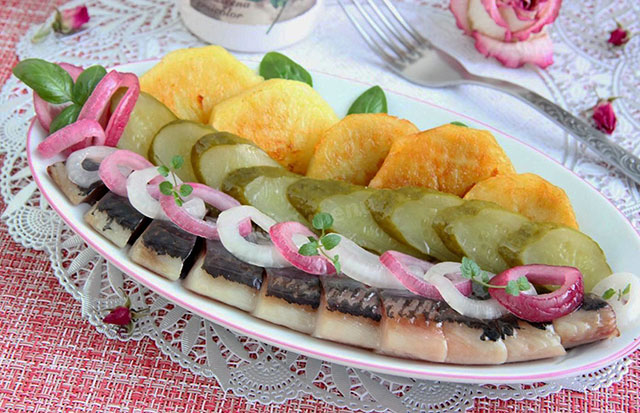 Малосольная сельдь в масле с маринованным луком