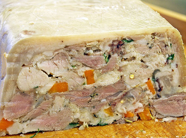 Закуска «Праздничная» из рульки и курицы — бюджетная мясная нарезка к столу