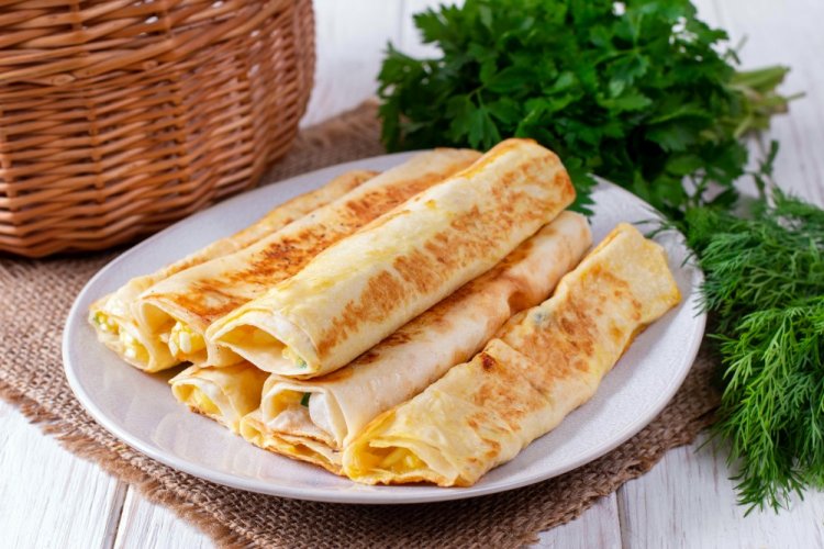 Лаваш с яйцами и зеленым луком в аэрогриле