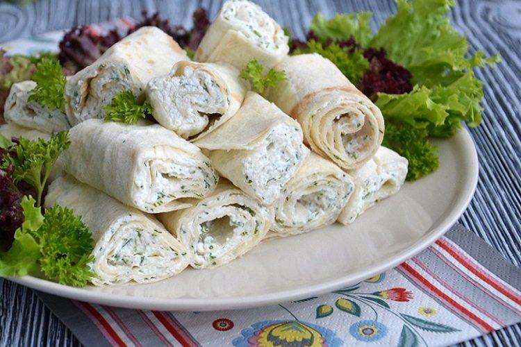 Лаваш с начинкой из плавленого сыра, зелени и чеснока