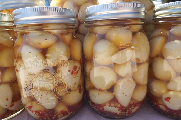 Маринованный чеснок — пикантная заготовка на зиму