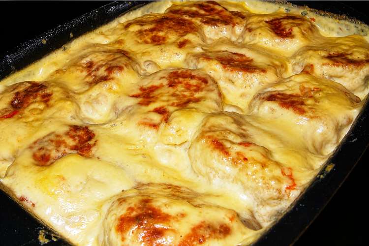 Домашние куриные котлетки  сливочно- сырном соусе
