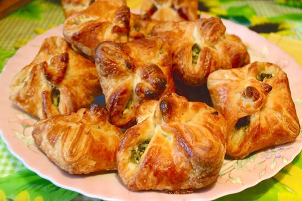 Слойки с зеленью и яйцом